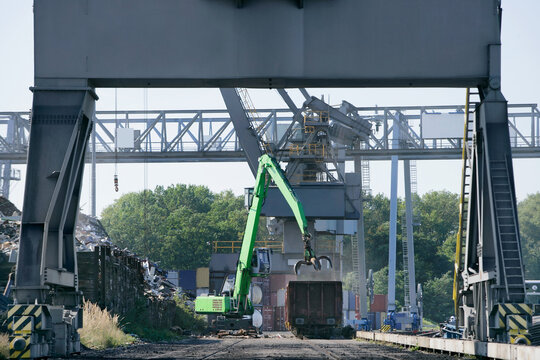 Schrottgreifer im Binnenhafen