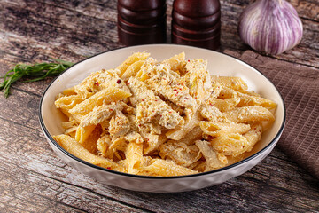 Creamy pasta Alfredo with chicken