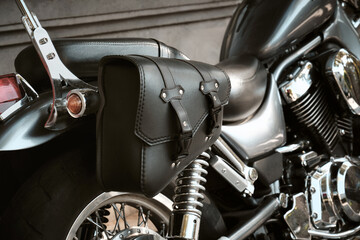 Obraz premium Close-up of a classic motorcycle with a chrome frame and an exhaust system on a city street.