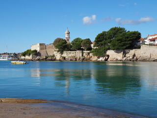 Krk&nbsp;ist die gr&ouml;&szlig;te und bedeutendste Stadt sowie Kurort und Hafen in der gleichnamigen Bucht an der Westk&uuml;ste der gleichnamigen Insel&nbsp;Krk