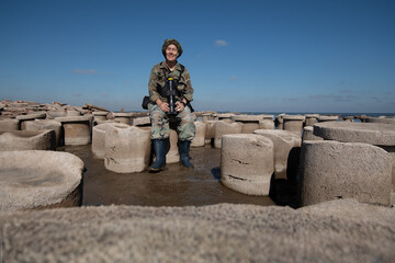 Fot&oacute;grafa de aves y arquitectura en ruinas de antiguo anfiteatro municipal asomando despu&eacute;s de ser tapado por el agua, Miramar de Ansenuza, C&oacute;rdoba, Argentina
