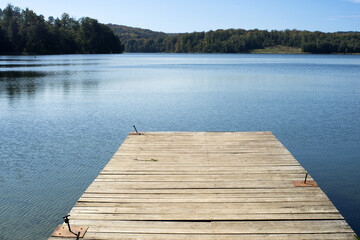 Drewniany pomost nad dużym jeziorem o błękitnej wodzie