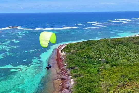 parapente vue sur l'anse michel martinique