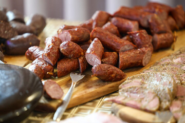 Deska z daniami mięsnymi - wędliny w plastrach 