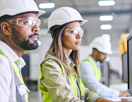 Grupo de ingenieros reunidos desarrollando proyectos industriales.