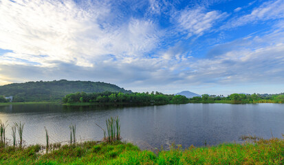 Obraz premium Calm lake with a cloudy sky in the background