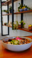 platillo de chilaquiles con carne de res encima y rodajas de chile verde con cebolla morada.