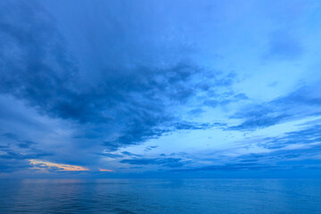 Obraz premium Blue sky with clouds and a calm ocean