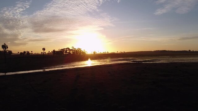 vista a&eacute;rea al atardecer de una laguna en las llanuras de los palmares al norte de Uruguay