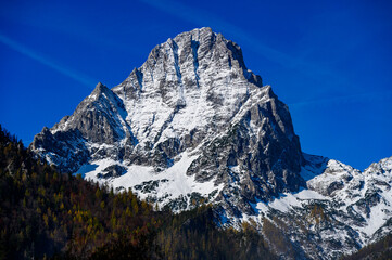 Schneebedeckte Spitzauer im Toten Gebirge.