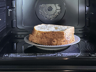 電子レンジの中の食パン