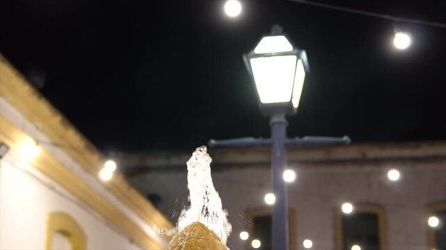 Chafariz com Luminaria ao fundo