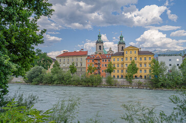 Obraz premium Buildings with colorful facades on the banks of the Inn River in Innsbruck, Austria