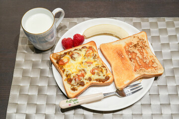 ミルクとトーストでシンプル朝ごはん