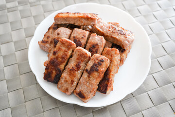 白い皿に盛り付けた焼きたてハンバーグの盛り合わせ