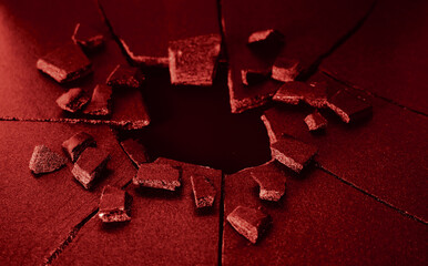 割れた地面_赤背景