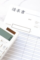 請求書 - 取引先へ宛てて請求書を準備する、ビジネスシーンのイメージ
取引先へ宛てて、請求書を書く
