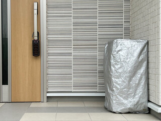 置き配食品の保冷・防水宅配カバー　住宅玄関