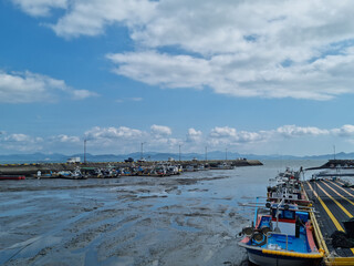 Fototapeta premium A beach where fishing boats are anchored.
