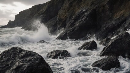 Obraz premium Dramatic coastal scene shows waves crashing against a rocky cliff under a stormy sky
