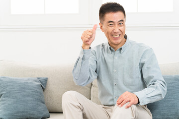 Fototapeta premium 長袖シャツを着ている男性 ライフスタイルイメージ