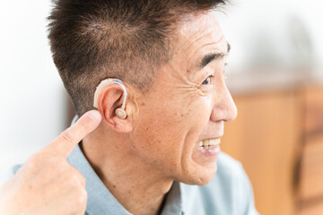 Obraz premium 補聴器を付けた熟年男性