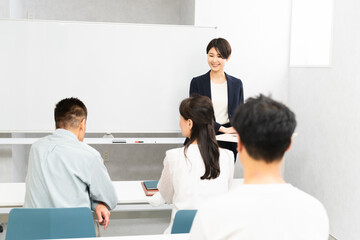 女性の講師とセミナーを受ける顧客