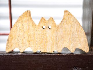 木の温もりのこうもり飾り