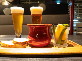 泡と灯りのバルの夜