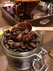 香ばしく焙煎されたコーヒー豆と銅のスプーン