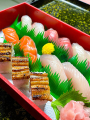 握り寿司と焼き穴子の押し寿司盛り合わせ