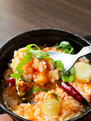 コチュジャン風味の韓国風ピリ辛リゾットと大葉のトッピング