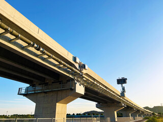 高速道路の高架橋と青空
