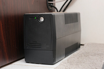 Uninterruptible power supply (UPS) for electronic devices