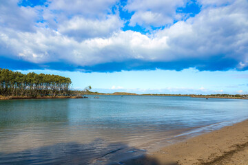  A serene coastal lagoon between Wollongong and Shellharbour, perfect for kayaking, fishing, birdwatching, and sunset walks — where nature, sky, and sea meet in harmony.