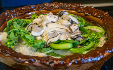 味噌香る冬の牡蠣土手鍋