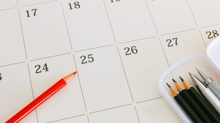 カレンダーと赤鉛筆　25日　給料日　16:9