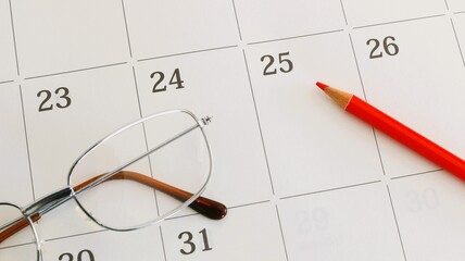 カレンダーと赤鉛筆　25日　給料日　16:9