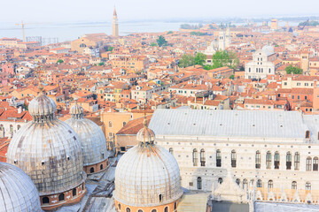 イタリアのヴェネツィアにあるサン・マルコ広場周辺の街並みを上空から撮影