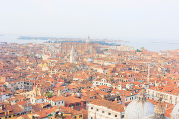 イタリアのヴェネツィアにあるサン・マルコ広場周辺の街並みを上空から撮影