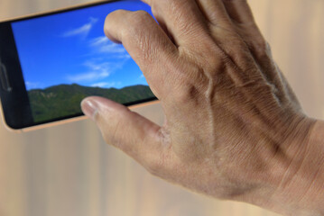 老人の手のクローズアップ