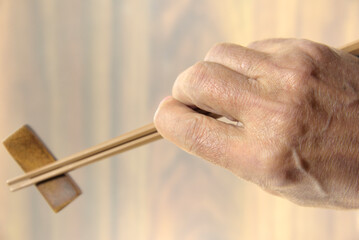 老人の手のクローズアップ