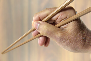 老人の手のクローズアップ