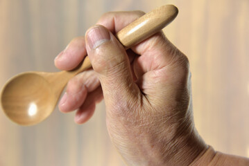 老人の手のクローズアップ