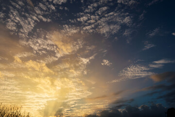 秋の夕暮れに輝く空と雲33