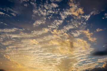 秋の夕暮れに輝く空と雲38