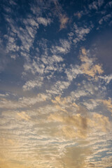 Obraz premium 秋の夕暮れに輝く空と雲40