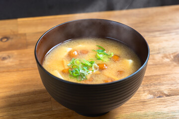 湯気の立つなめこの味噌汁