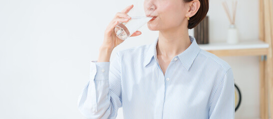 水を飲む女性