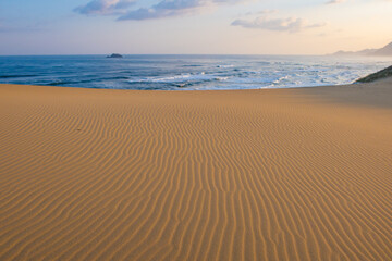 日本の鳥取の鳥取砂丘の風紋と日本海の朝日の風景
